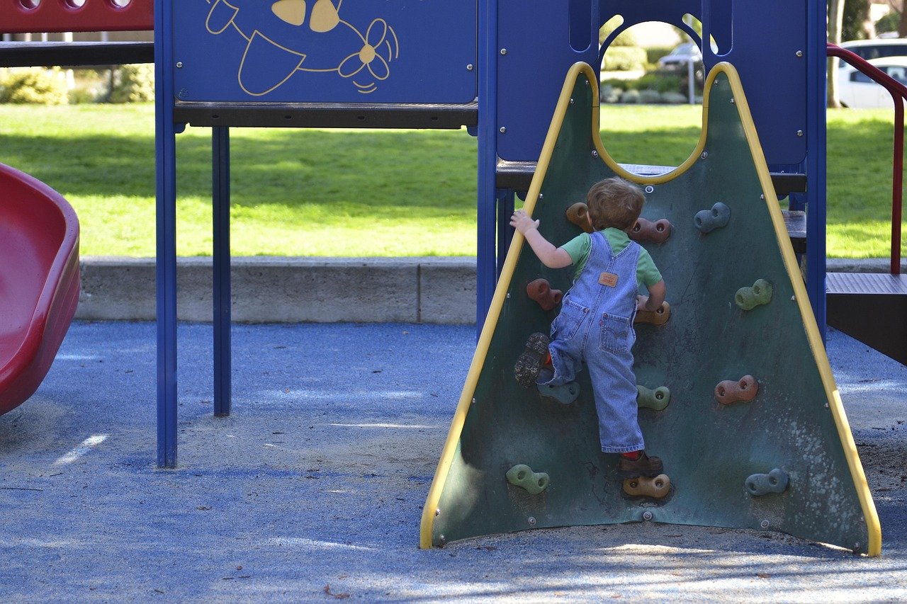 Kinderfreundliche Spielplätze in den zentralen Parks Hamburgs
